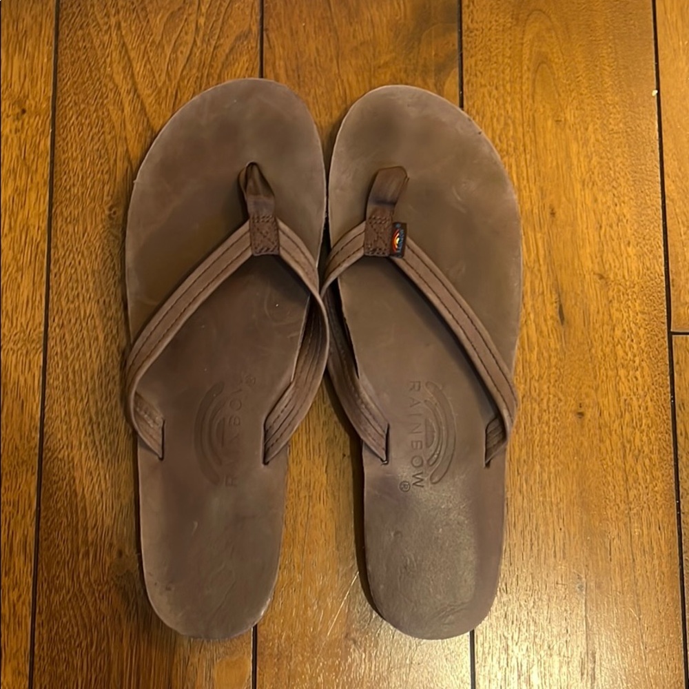 Rainbow thin strapped brown flip flops | size 9-10
